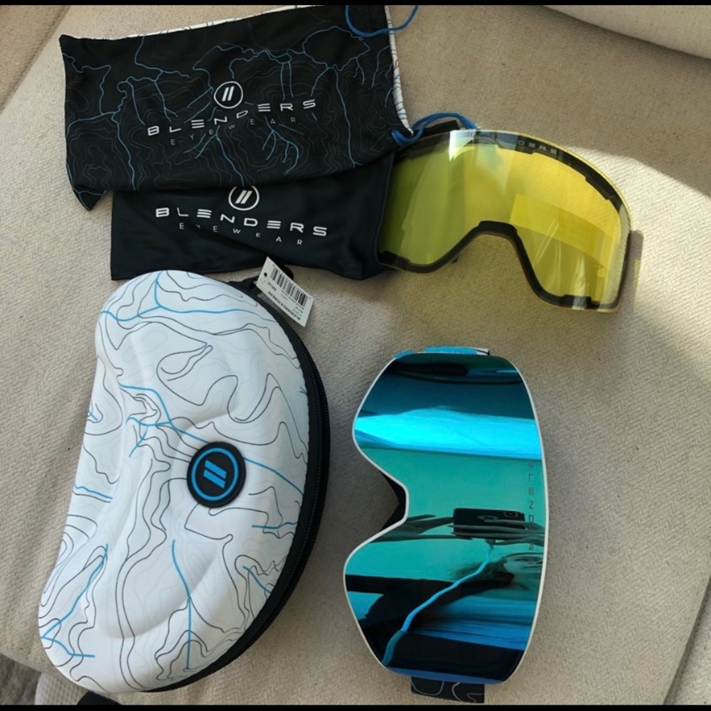 Ski/snow boarding goggles with case.